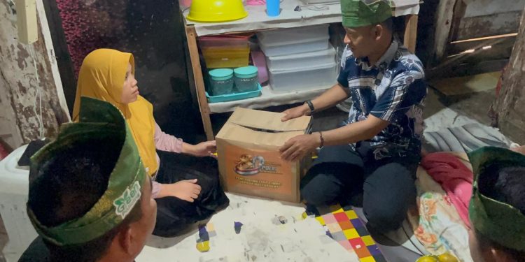 Giat Jumat Berkah Satlantas Polres Kampar: Santuni Korban Laka Lantas di Jalan Peltu Saidan, Tegaskan Polisi Pengayom Masyarakat