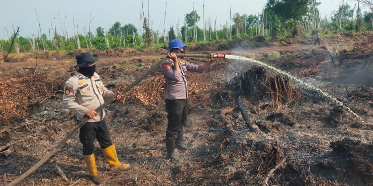 PAGI HINGGA PETANG, TIM POLRES PELALAWAN DAN GABUNGAN PADAMKAN KARHUTLA DI KECAMATAN KERUMUTAN