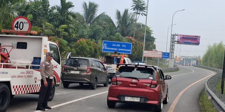 Sambut Akhir Pekan, PJR Tol Pekbang dan Manajemen HK Gelar Aksi Simpatik Tingkatkan Kesadaran Pengendara