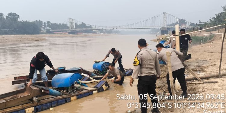 Tindak Lanjut Laporan Warga, Polres Kuansing Tertibkan Peralatan PETI di Sungai Kuantan