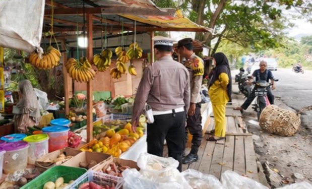 Polresta Pekanbaru Pastikan Ketersediaan dan Harga Sembako Aman, Polsek Lima Puluh Turun Langsung ke Pasar