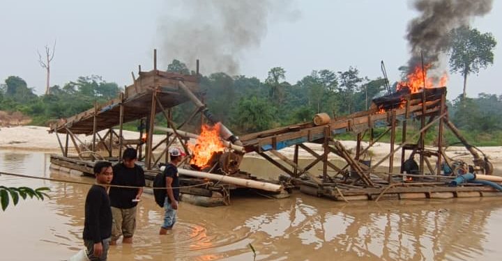 Polsek Kuantan Mudik Tertibkan Dua Rakit PETI di Desa Setiang