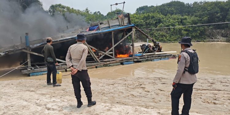 Bersihkan Sungai Tesso dari Penambangan Liar: Polsek Kampar Kiri Musnahkan 12 Unit Rakit Tambang Emas Tanpa Izin di Tiga Titik Secara Serentak