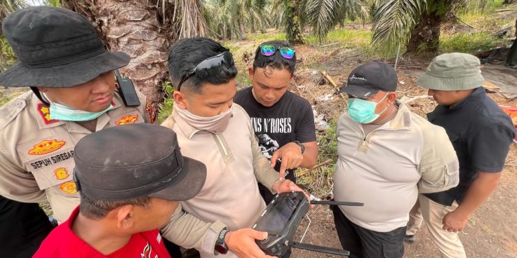Polda Riau Kerahkan Drone Pemadam Api Tangani Karhutla di Siak