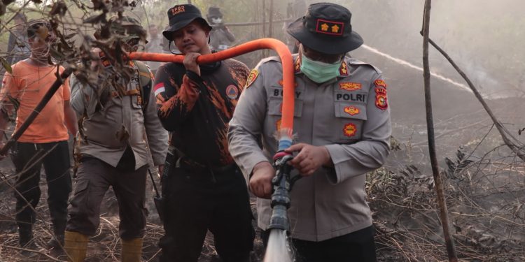 Kapolres Kampar Pimpin Langsung Operasi Pemadaman Karhutla di Rimbo Panjang: 70 Personel Gabungan Berhasil Padamkan Api di Lahan Gambut 1 Hektar