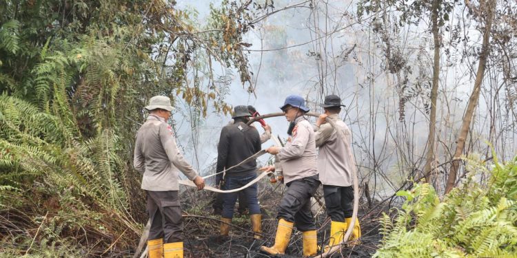 Polres Dumai Bersama TNI, BPBD dan Masyarakat Peduli Api Tangani Karhutla di Sungai Sembilan