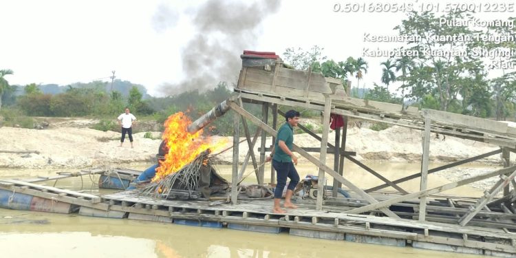 Tindak Lanjuti Laporan Masyarakat, Polsek Kuantan Tengah Tertibkan PETI di Pulau Komang