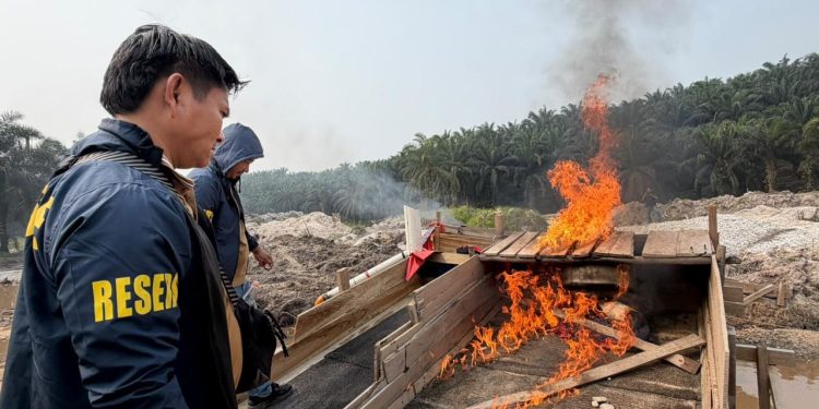 Tindak Lanjut Informasi Masyarakat, Polsek Singingi Tertibkan Dua Rakit PETI di Sungai Bawang
