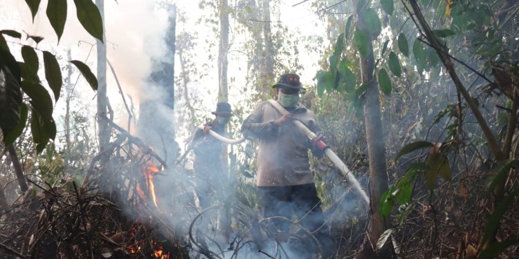 Jauh, Terjal, Tanpa Sinyal — Kapolres Kampar Tetap Berhasil Padamkan dan pendinginan Api Karhutla di Kampar Kiri