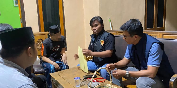 POLRES SIAK AMANKAN TERDUGA PELAKU KEKERASAN SEKSUAL TERHADAP ANAK DI LUBUK DALAM