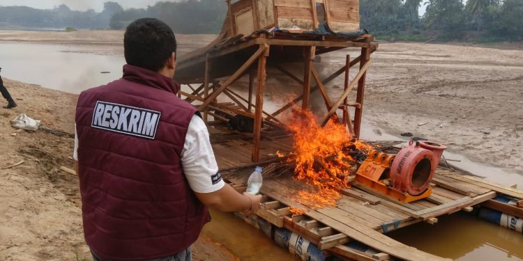 Tindak Lanjut Layanan Kepolisian 110, Polsek Cerenti Tertibkan Dua Rakit PETI di Sungai Kuantan