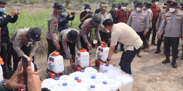 Kapolda Riau didampingi Kapolres Pelalawan Pimpin Pemadaman Karhutla di Pelalawan, Gunakan Formula X-Fire