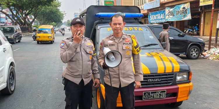 Cegah Karhutla, Polresta Pekanbaru Edukasi Warga dan Bagikan Masker