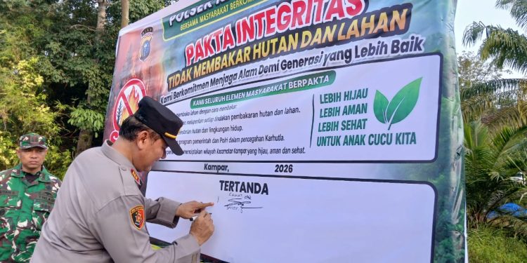 Cegah Karhutla, Polsek Kampar Gandeng Masyarakat Teken Pakta Integritas dan Pasang Spanduk di Wilayah Rawan