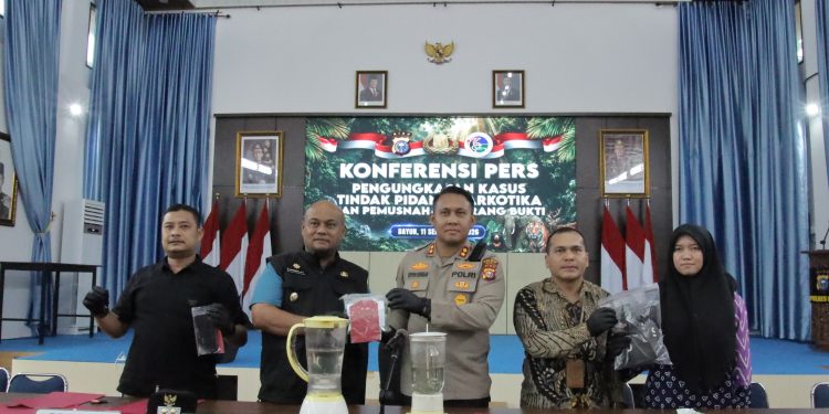 POLRES SIAK GELAR KONFERENSI PERS UNGKAP KASUS NARKOTIKA SEBERAT SATU KILO DI KECAMATAN TUALANG