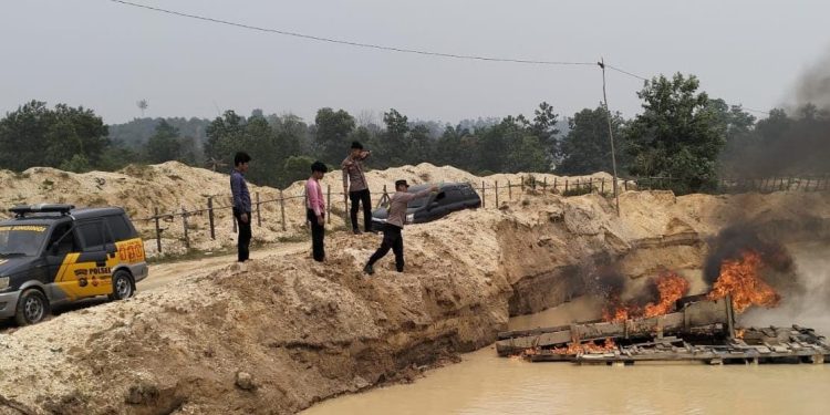Polsek Singingi Tertibkan Dua Rakit PETI di Muara Lembu