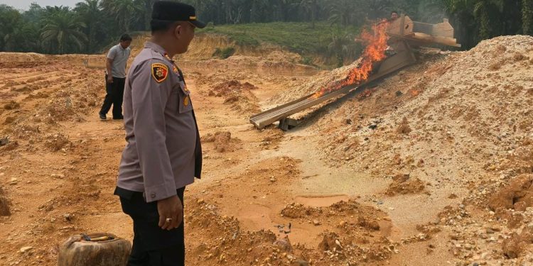 Polsek Hulu Kuantan Tertibkan Peralatan PETI di Perkebunan Desa Serosah