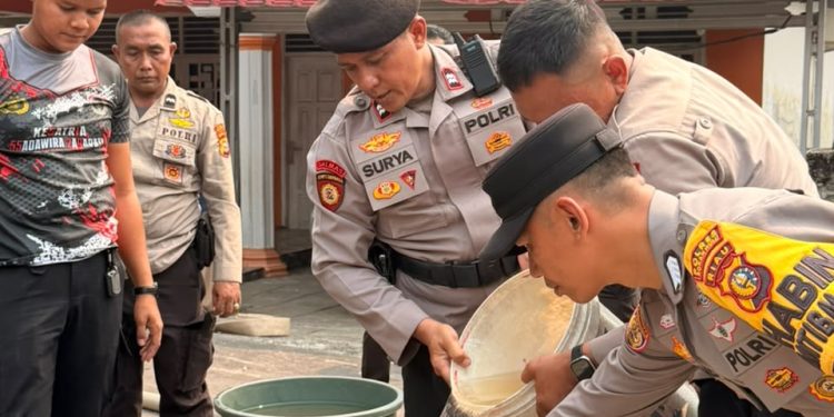 Polres Rohul Salurkan Bantuan Air Bersih, Bantu Warga Terdampak Sumur Kering Akibat Kemarau Panjang