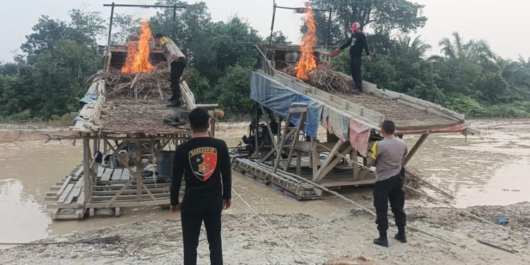 Polsek Kuantan Mudik Tertibkan 7 Rakit PETI di Desa Setiang