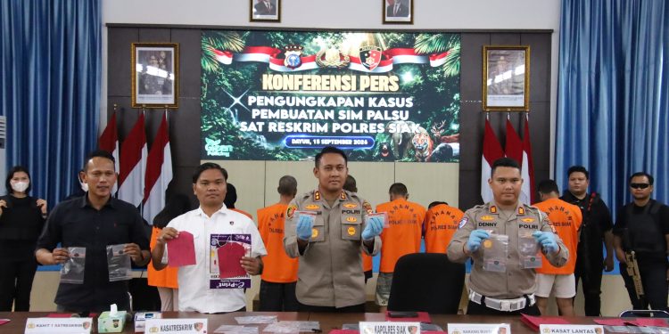 Sindikat Pembuat dan Pengedar SIM Palsu di Riau Dibongkar Polres Siak, 8 Tersangka Diamankan