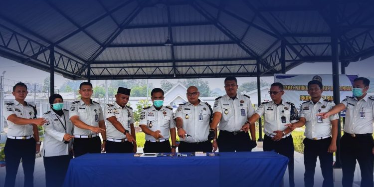 SINERGI KAMTIB DAN KPLP LAPAS NARKOTIKA RUMBAI GELAR RAZIA BLOK HUNIAN DEMI CIPTAKAN LINGKUNGAN BERSIH DARI BARANG TERLARANG