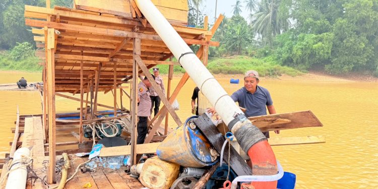 Tindak Lanjut Laporan 110, Polres Kuansing Tertibkan Empat Rakit PETI di Sungai Kuantan