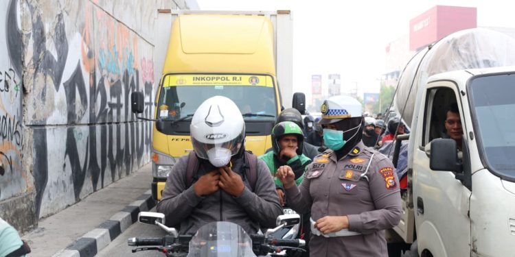 Di Tengah Kabut Asap, Ditlantas Polda Riau Bagikan 1.000 Masker dan Edukasi Green Policing