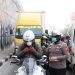 Di Tengah Kabut Asap, Ditlantas Polda Riau Bagikan 1.000 Masker dan Edukasi Green Policing