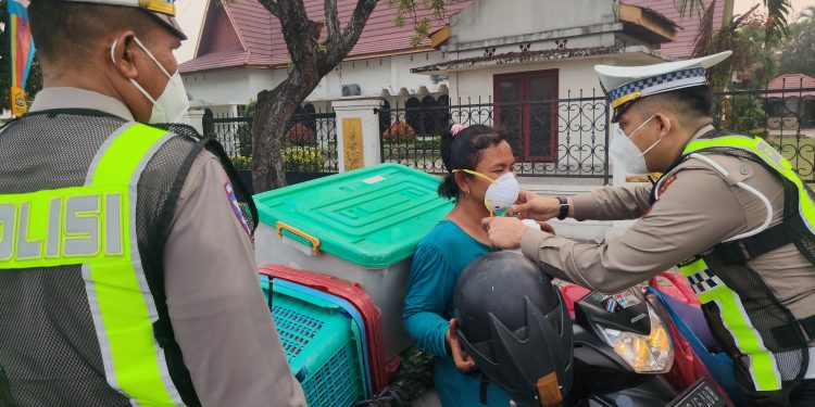 Peduli Dampak Kabut Asap, Polresta Pekanbaru Bagikan 1.300 Masker