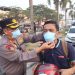 DITENGAH KABUT ASAP KAPOLRES PELALAWAN TURUN KE JALAN BAGI MASKER GRATIS UNTUK PENGENDARA DAN WARGA