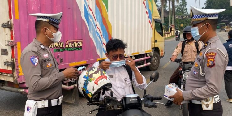 Polres Kuansing Bersama Dubalang Kuantan Bagikan Masker di Tengah Kabut Asap