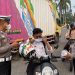 Polres Kuansing Bersama Dubalang Kuantan Bagikan Masker di Tengah Kabut Asap