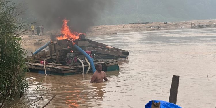 Polres Kuansing melalui Polsek Cerenti Tindak Lanjuti Layanan Kepolisian 110, 10 Rakit PETI Ditertibkan di Sungai Kuantan