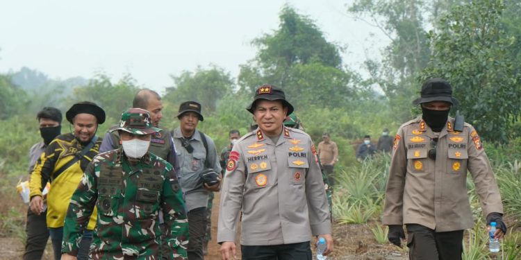 Kapolda Riau dan Pangdam Tinjau Karhutla di Inhu, Gelar Salat Istisqa Memohon Hujan