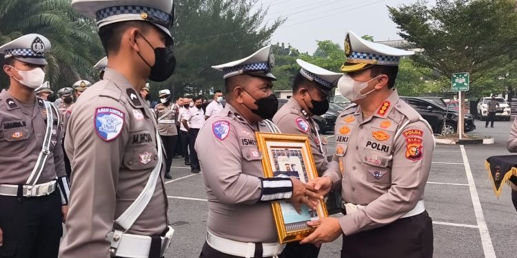 Pagi ini, Dirlantas Polda Riau Berikan Penghargaan kepada 13 Personel Ditlantas Polda Riau yang Berprestasi