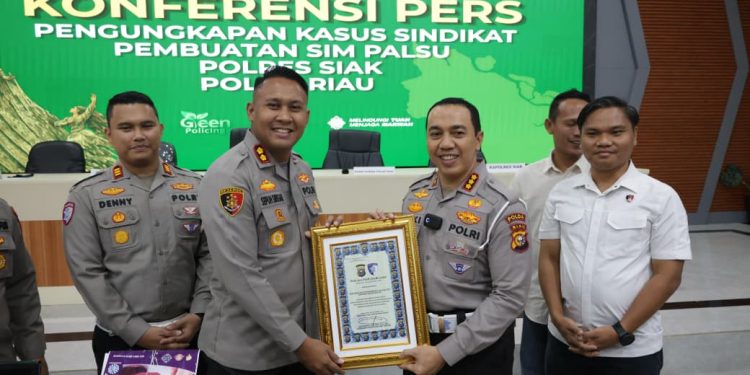 Sindikat SIM Palsu Dibongkar, Tiga Pejabat Polres Siak Diberikan Penghargaan