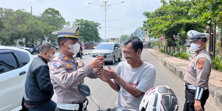 Cegah ISPA Akibat Kabut Asap, Satlantas Polres Rohul Turun ke Jalan Bagikan Masker