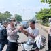 Cegah ISPA Akibat Kabut Asap, Satlantas Polres Rohul Turun ke Jalan Bagikan Masker