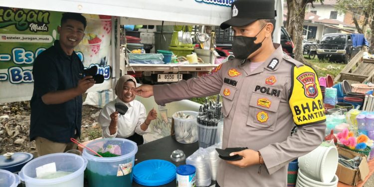 Polsek Benai Bagikan Masker kepada Masyarakat di Pasar Benai