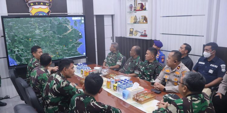 CEGAH KARHUTLA BERULANG, TIM PENYULUHAN MABES TNI SAMBANGI POLRES PELALAWAN – WAKAPOLRES SAMBUT HANGAT