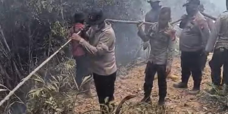 Tempuh 5 Jam Menembus Medan Terjal Berbatu Cadas, Kapolres Kampar Pimpin Langsung Padamkan 7 Titik Api di Sungai Sarik–Balung