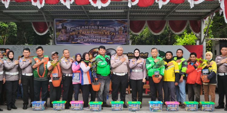 Semarak HUT Lalu Lintas Bhayangkara ke-71, Ditlantas Polda Riau Gelar Baksos Bersama Ojol, Jukir dan Petugas Kebersihan