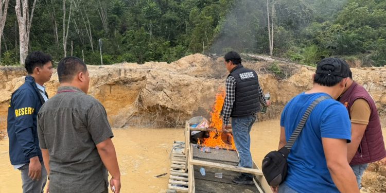Polres Kuansing Tertibkan Dua Rakit PETI di Muara Lembu