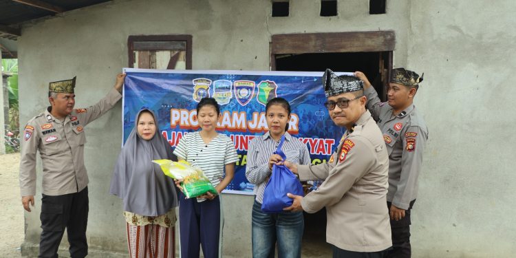 Polres Kuansing Salurkan Bantuan Sembako melalui Program Jumat Barokah