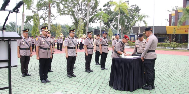 Mutasi di Lingkungan Polres Siak, Sejumlah Kasat dan Kapolsek Mengikuti Upacara Serah Terima Jabatan