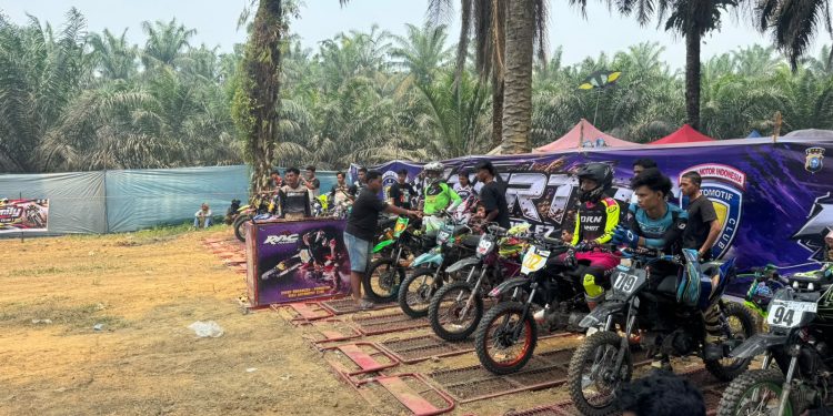 Polsek Singingi Laksanakan Pengamanan Kejuaraan Grasstrack Lokal Riau di Sirkuit One Hock