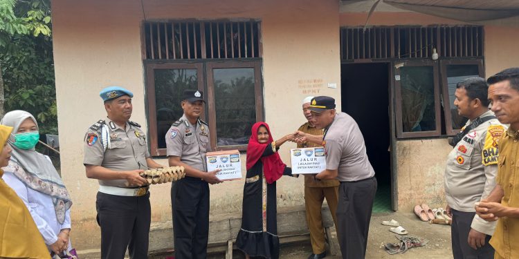Polsek Rambah Hadir di Tengah Warga Pedalaman Lewat Program JALUR, Bantu Sembako hingga Pemeriksaan Kesehatan