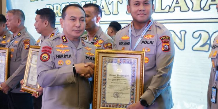 Menembus Batas Pelayanan Prima : Polres Siak Raih Penghargaan dari Kapolri Berkat Ketulusan dan Kerja keras Memberikan Pelayanan Terbaik Kepada Masyarakat