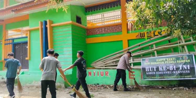 Polsek Cerenti Bersama TNI dan Masyarakat Gotong Royong Bersihkan Tribun Nyiur Melambai