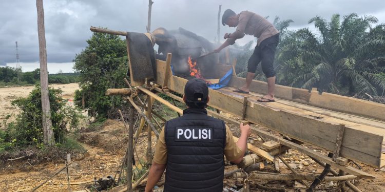 Polres Kuansing Tertibkan PETI di Muara Lembu, Tiga Rakit Dimusnahkan